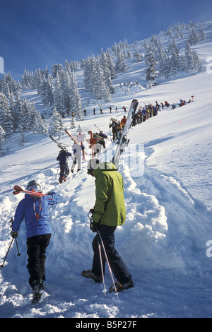 Skifahrer steigen in Richtung des Teufels Burg, Skigebiet Alta, Utah. Stockfoto