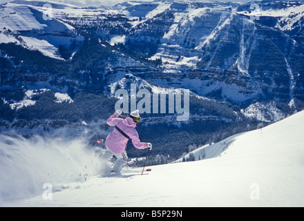 Skifahrer steigt das Pulver von Peaked Mountain, Grand Targhee Resort Alta, Wyoming. Stockfoto