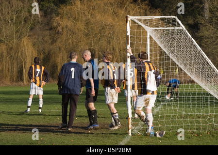 Amateur "Sunday League" Fußballspiel Spieler Fußballer Stockfoto