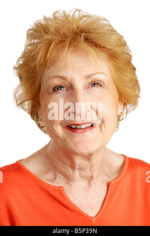 Porträt einer hübschen roten Haaren senior Dame auf der Suche nach oben mit einem hoffnungsvollen Ausdruck weißen Hintergrund Stockfoto