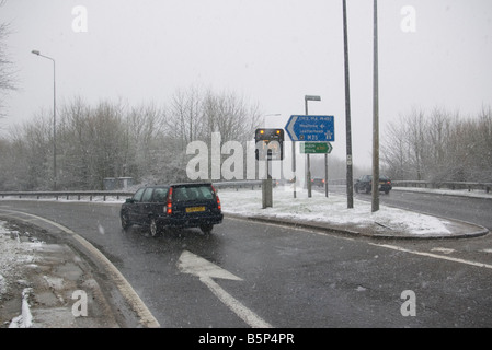 Auto fahren in Schneeregen und Schnee schlechte Voraussetzungen mit einem Nebel Zeichen angezeigt Stockfoto