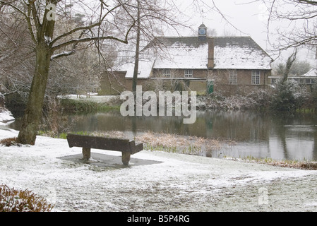 Winter Schnee Szene Chipstead Dorfteich Surrey mit Land Haus im Schnee Stockfoto