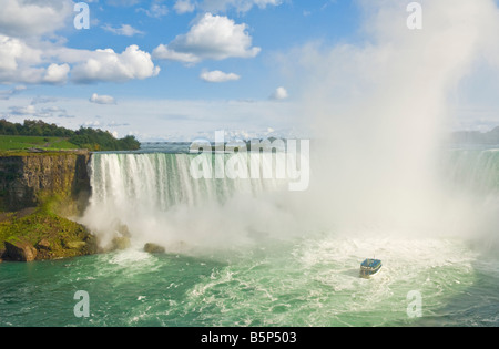 Magd des Bootes Nebel Kreuzfahrt mit Touristen in blauen Regenmäntel Horseshoe Falls auf der Niagara River Ontario Kanada Stockfoto
