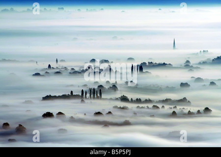 nebligen Herbstmorgen, Blick nach Osten über Worcestershire von den Malvern Hills Stockfoto