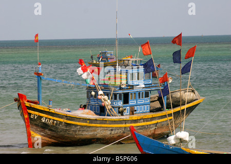 bunte Boot auf Meer, Inseln Con Dao aka Poulo Condor, vietnam Stockfoto