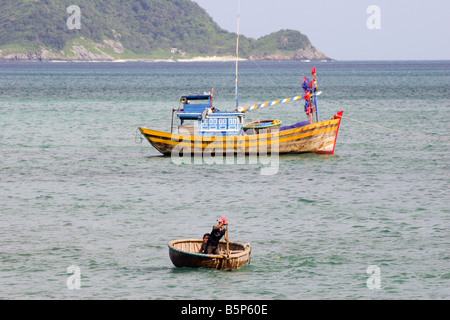 zwei Männer in einer Runde Ruderboot am Meer bei con Dao Insel aka Poulo Condor, vietnam Stockfoto