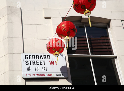 Zweisprachiges Straßenschild und Laternen in Londons Chinatown Stockfoto