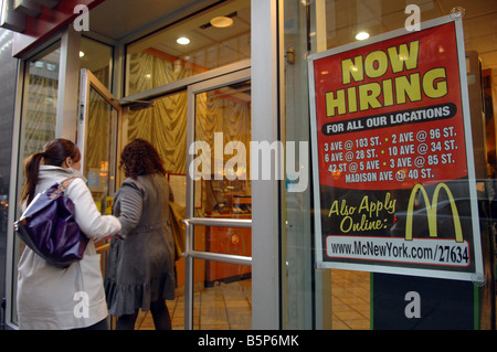 Ein Schild im Fenster ein McDonald s Restaurant in New York leitet Arbeitssuchende Stockfoto