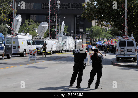 Polizisten des Los Angeles Police Department beobachten aus der Ferne die laufenden 1.Mai Demonstrationen in Los Angeles Stockfoto