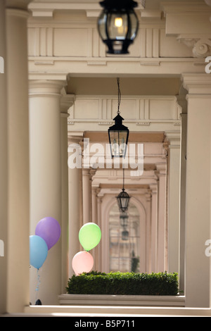 Helium gefüllte pastellfarbenen Brthday party Luftballons gebunden, Geländer in Exklusives Anwesen in Belgravia Eaton Place Stockfoto