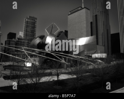 Jay Pritzker Pavilion wie von BP Brücke (von Frank Gehry, 2004) zu sehen. Millennium Park. Chicago. Illinois. USA Stockfoto