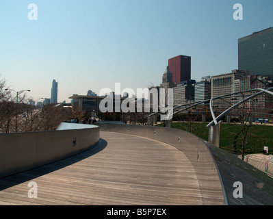 Die Schleife (von Frank Gehry, 2004) von BP-Brücke aus gesehen. Millennium Park. Chicago. Illinois. USA Stockfoto