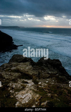 Ein dramatisches Abend über Kapelle Porth Beach, St. Agnes, Cornwall, England Stockfoto