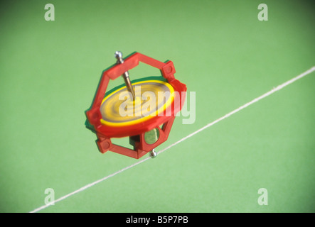 Spielzeug-Kreisel balanciert auf Zeichenfolge, wie er sich dreht Stockfoto