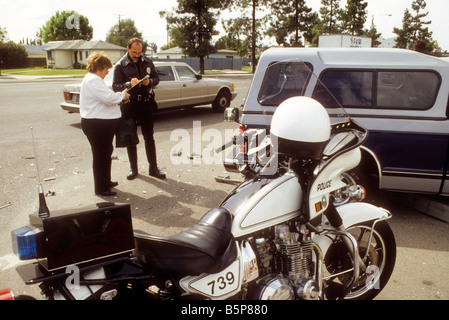 Polizisten und Sanitäter befassen sich mit Auto Kollision. Stockfoto