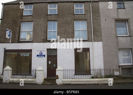 North Wales UK Geschäftsräume und Wohnungen zum Verkauf in kleinen Dorf Ergebnis wirtschaftlichen Abschwungs Kreditklemme Stockfoto