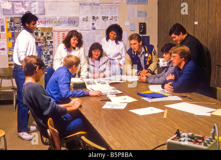 Multi-ethnischen Teen Gruppe arbeitet an Schule Jahrbuch bei großen können im Klassenzimmer. Stockfoto