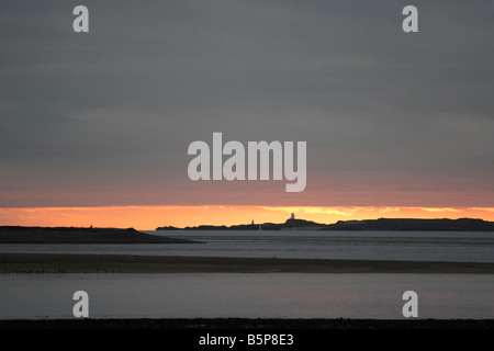 Sonnenuntergang und Regenwolken über Anglesey Caernarfon Seitenansicht der Menai Straits Snowdonia Wales Stockfoto