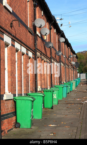 Wheelie-Behälter außen Reihenhäuser in der St Ann Gegend von Nottingham, England, Vereinigtes Königreich Stockfoto