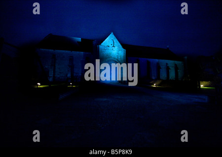 Zehntscheune in Abbotsbury beleuchtet in der Nacht, Dorset, England, UK. 14. November ist Weltdiabetestag. Stockfoto