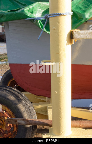 Detail der kleinen hölzernen Fischerboot in einer Wiege bereit zum Start nach Antifouling Farbe wurde angewendet Pin Mill Suffolk Stockfoto