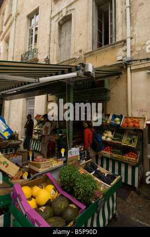 Kunden an einem Lebensmittelgeschäft Stall in Avignon, Frankreich Stockfoto