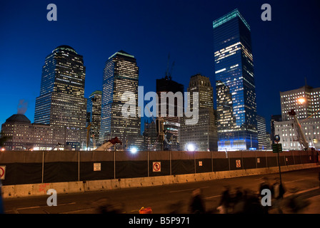 Nacht am Ground Zero, Fußgänger Kreuz im Vordergrund, NYC. Stockfoto