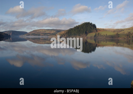 Wolken reflektieren Lake Vyrnwy, Nordwales. Stockfoto