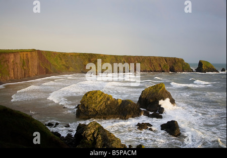 Folgen eines Sturms auf Ballydowane Bucht in der Nähe von Bunmahon an der Küste von Kupfer, Grafschaft Waterford, Irland Stockfoto