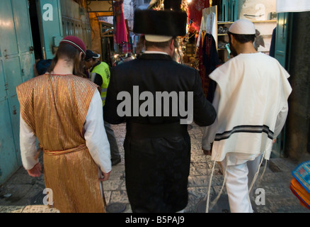 Altstadt von Jerusalem Israel drei orthodoxe Juden gehen zusammen auf der Straße Stockfoto