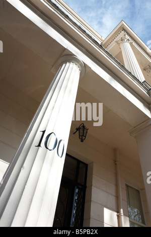 Makellose Säulen und Pfeiler Fassade des klassisch gestaltet viktorianischen Alleineigentum an 100 Eaton Square, Belgravia Stockfoto