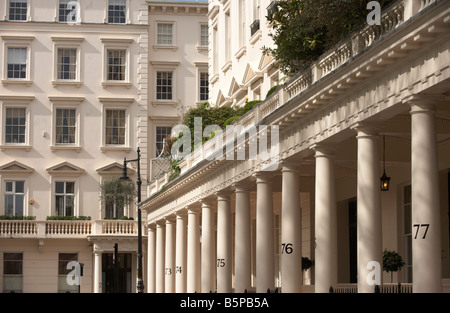 Makellose Fassade mit Säulen und Pfeiler der klassisch gestaltet viktorianischen Eigenschaften in Eaton Square Belgravia SW1 Stockfoto