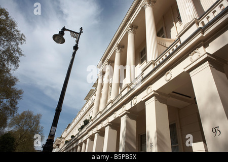 Makellose Fassade mit Säulen und Pfeiler der klassisch gestaltet viktorianischen Eigenschaften in Eaton Square, SW1 Belgravia Stockfoto