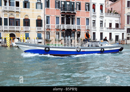 Bier und Getränke Lieferung Boot am Canal Grande in Venedig, Italien Stockfoto