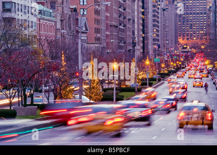 New York City. "Park Avenue" in der Dämmerung im Winter mit Feierabendverkehr. Stockfoto