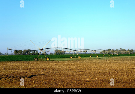 Beregnungs-und Bewässerungstechnik in einem Feld, Wee Waa, in der Nähe von Narrabri, NSW, Australien Stockfoto