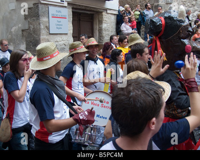 Die Band Aufwärmen der Menschenmenge, die Fiesta de San Mateo, Cuenca, Spanien Stockfoto