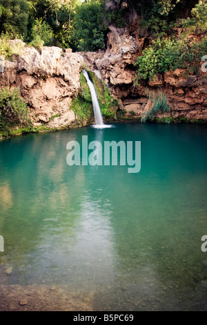 Schöner Wasserfall sterben in einem kleinen See namens Hells Teich Stockfoto