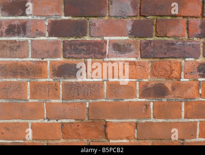 Altmodische Art roten Backsteinmauer die Anzeichen des Alters Stockfoto