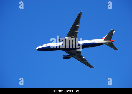 British Airways Boeing 777 dem Start vom Flughafen Heathrow, Greater London, England, Vereinigtes Königreich Stockfoto