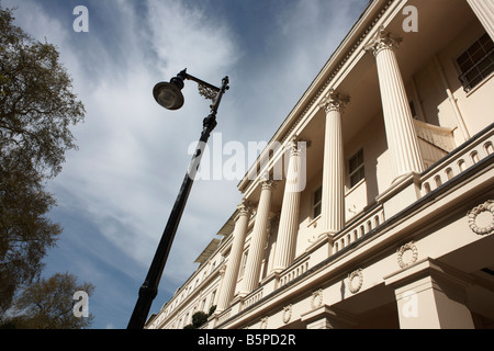 Makellose Fassade mit Säulen und Pfeiler der klassisch gestaltet viktorianischen Eigenschaften in Eaton Square Belgravia SW1 Stockfoto