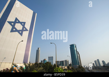 RIESIGE ISRAELISCHE FLAGGE RAMAT GAN SKYLINE TEL AVIV ISRAEL Stockfoto