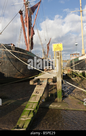 Halten Sie Schild am Pin Mill neben einem Themse Segeln Lastkahn Stockfoto