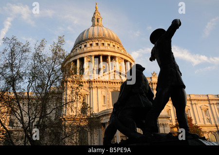 Der Blitz, WW2 Feuerwehr Memorial außerhalb St. Pauls Cathedral, London, UK Stockfoto