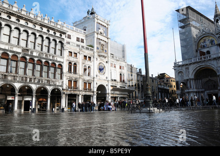 Torre Dell' Orologio (Uhrturm) und der Piazza San Marco, Markusplatz entfernt, Venedig, Italien Stockfoto