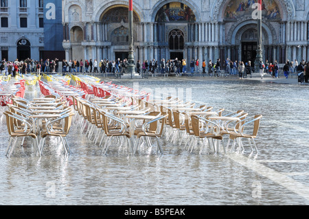 Cafe Sitze in einem nassen Piazza San Marco, Venedig, Italien Stockfoto