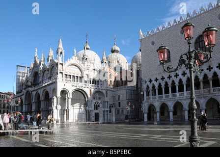 Basilica di San Marco und der Dogenpalast, Markusplatz entfernt, Venedig, Italien Stockfoto