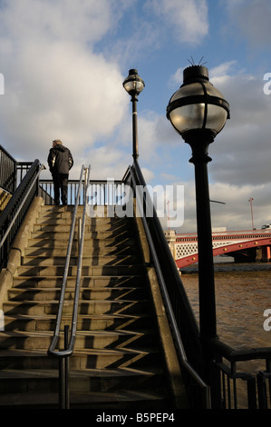 Ein Mann zu Fuß auf die Treppe, Victoria Embankment, Blackfriars Bridge, London, UK Stockfoto