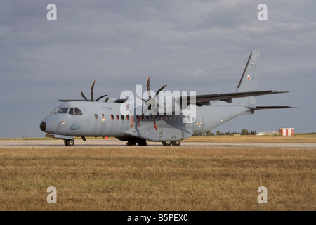 Die polnische Luftwaffe CASA C-295 M leichte militärische Transportflugzeug Stockfoto