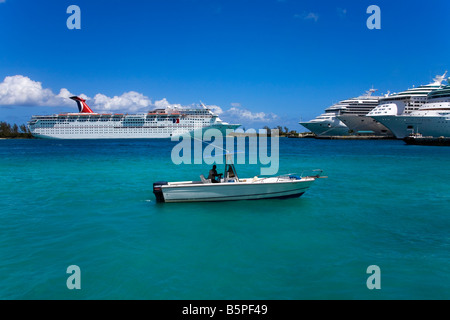 Boot-Kreuzfahrtschiffe in Nassau Harbour New Providence Island Bahamas Stockfoto